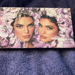 Kylie and Kendall eyeshadow palette